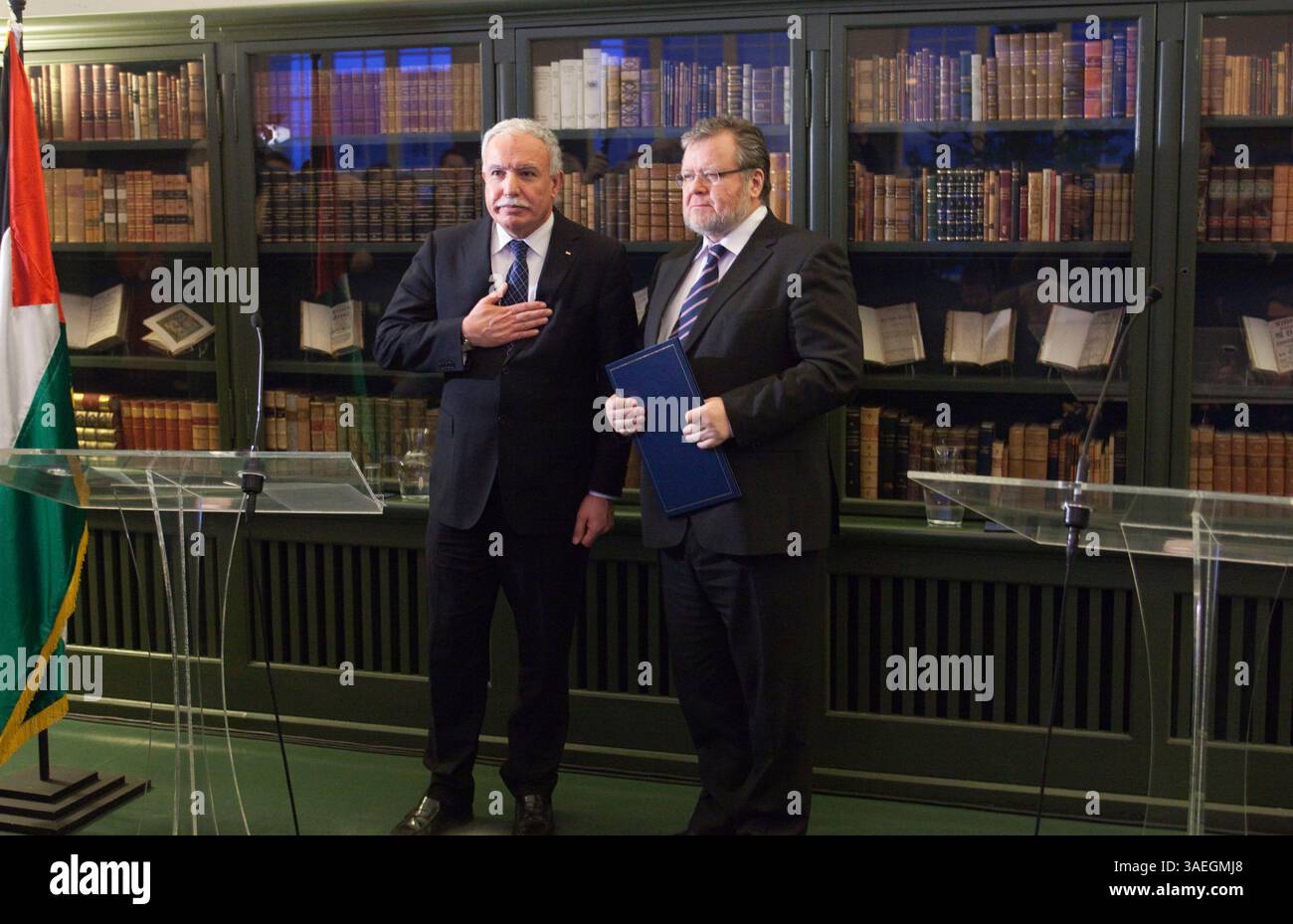 15. Dezember 2011 – Reykjavik, Island – Island war das erste westeuropäische Land, das Palästina als unabhängigen Staat anerkannte. Bei einer feierlichen Zeremonie in Island unterzeichnete der isländische Außenminister OSSUR SKARPHEOINSSON (Bart) eine förmliche Erklärung der isländischen Regierung an den palästinensischen Außenminister Dr. RIAD MALKI und übergab sie. Islands formelle Anerkennung der Unabhängigkeit und Souveränität Palästinas sowie die Aufnahme diplomatischer Beziehungen zwischen den beiden staaten wurde angekündigt. Es wird angenommen, dass westeuropäische Länder Island in seinen Maßnahmen folgen werden Stockfoto