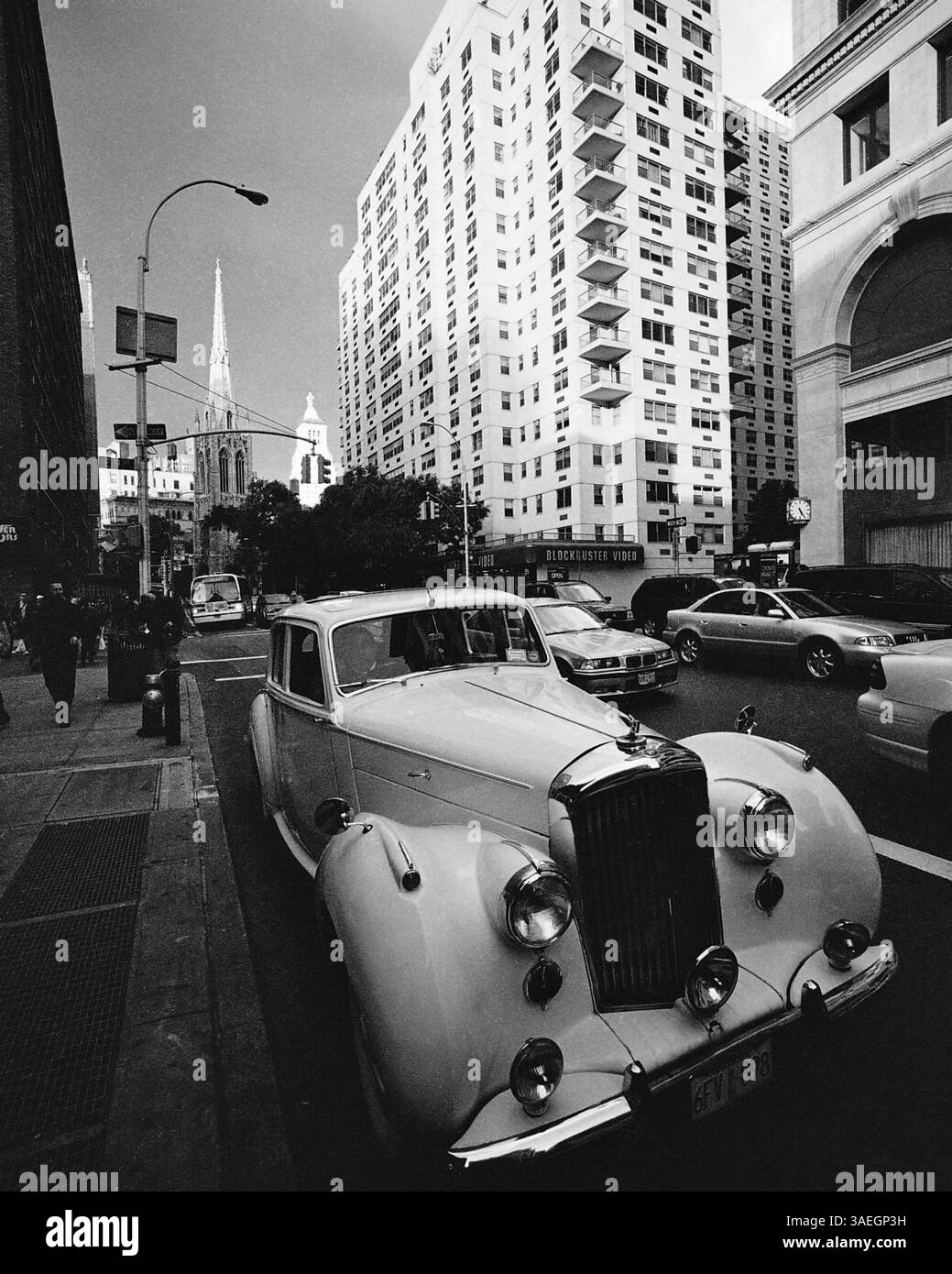 AJAXNETPHOTO. OKTOBER 2000. MANHATTAN, NEW YORK CITY, USA. - KLASSISCHER SALOON-WAGEN 1950S - BRITISH BENTLEY STRAIGHT SIX SALOON HÄLT AM BROADWAY NAHE DER 9. STRASSE KREUZUNG. GRACE CHURCH SICHTBAR IN WEITER ENTFERNUNG. FOTO: JONATHAN EASTLAND/AJAXREF: 3548BW 04 32A Stockfoto