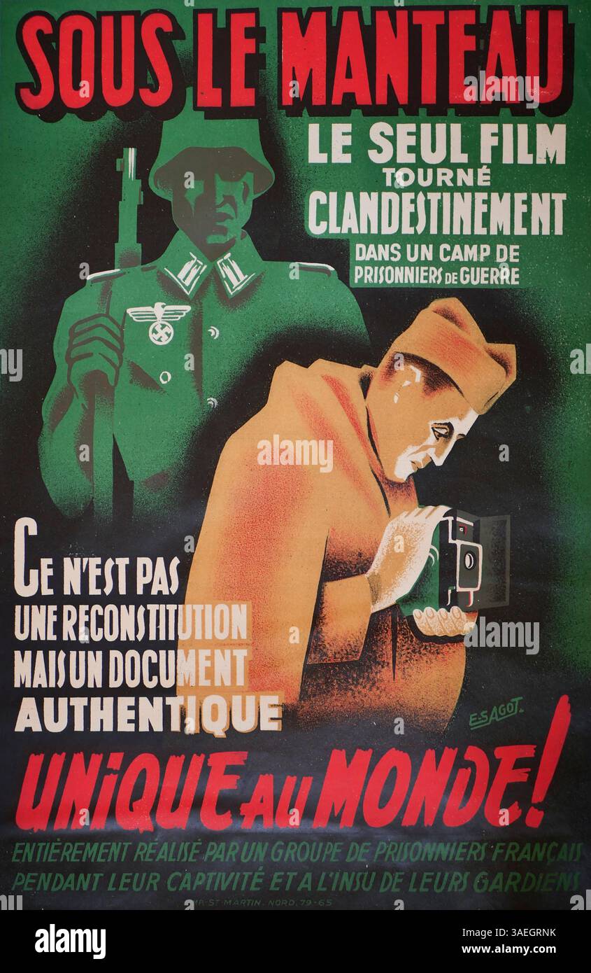 AJAXNETPHOTO. 1948 PARIS, FRANKREICH. - SOUS LE MANTEAU - UNTER DEM MANTEL - POSTER FÜR EINEN DOKUMENTARFILM, DER 1948 ÜBER DAS LEBEN IN EINEM ÖSTERREICHISCHEN KRIEGSGEFANGENENLAGER DES ZWEITEN WELTKRIEGS VERÖFFENTLICHT WURDE, VON FRANZÖSISCHEN HÄFTLINGEN, DIE EINE FILMKAMERA AUS GESCHMUGGELTEN TEILEN UND FILM BAUTEN, VERÖFFENTLICHT VON RÜSTUNGSFILMEN. FOTO:AJAX VINTAGE PICTURE LIBRARY REF:GX9 250504 1022640 Stockfoto