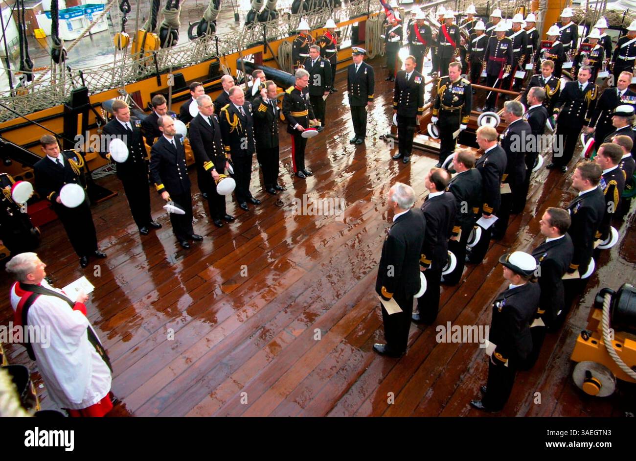 AJAXNETPHOTO. OKTOBER 2004. PORTSMOUTH, ENGLAND. - TRAFALGAR TAG 2004 - DIE SZENE AUF DEM HAUPTDECK DER HMS VICTORY, ALS SICH WÜRDENTRÄGER UND DIENSTLEISTUNGSPERSONAL ZUM 199. JAHRESTAG DES TODES VON ADMIRAL HORATIO NELSON IN DER SCHLACHT VON TRAFALGAR 1805 VERSAMMELTEN. FOTO: JONATHAN EASTLAND/AJAX. REF.: 42110 1061. Stockfoto