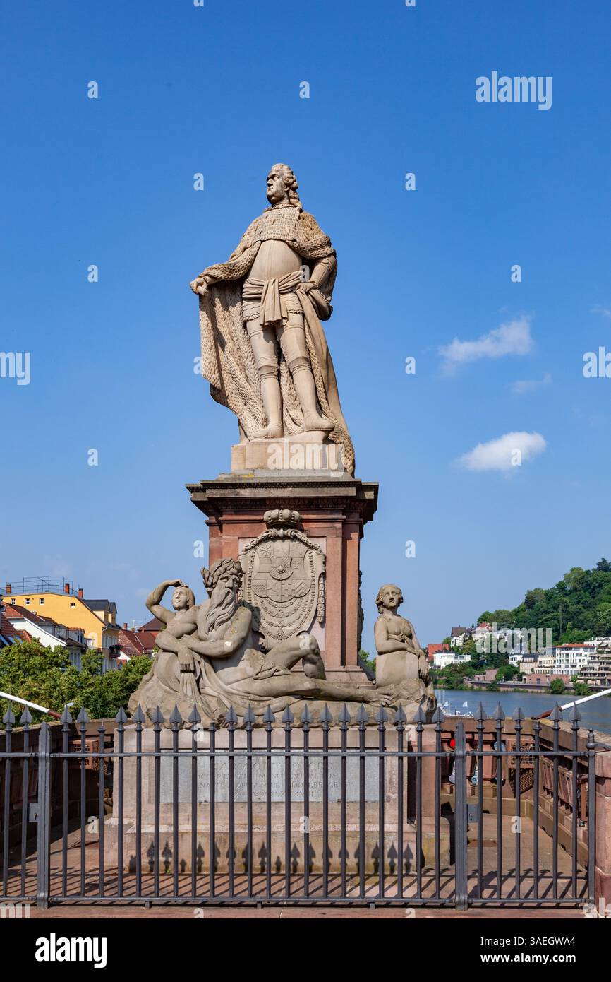 Statue an der alten Brücke des Fürsten Karl Theodor, 1724–1799, geschaffen vom Künstler Franz Conrad Linck. Stockfoto