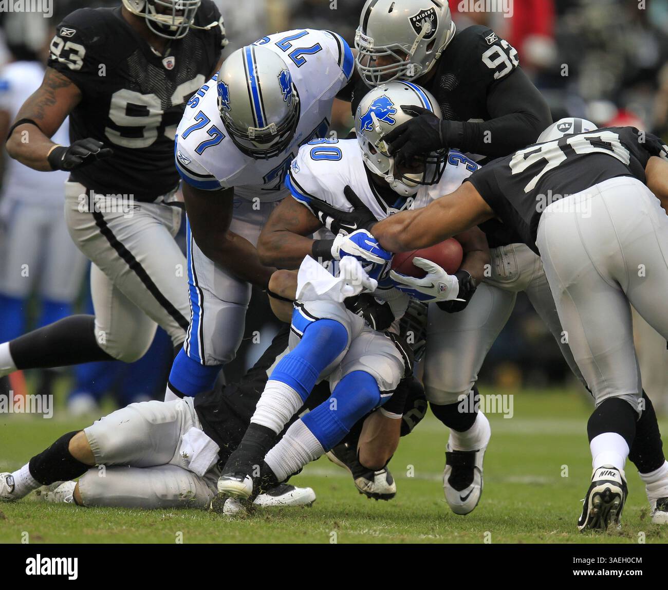 18. Dezember 2011 - Oakland, CA, USA - die Oakland Raiders-Defensive verwickelt Detroit Lions Kevin Smith (30) im ersten Quartal im O.Co Coliseum in Oakland, Kalifornien am Sonntag, den 18. Dezember 2011. (Kreditbild: © Nhat V. Meyer/San Jose Mercury News/MCT/ZUMAPRESS.com) Stockfoto