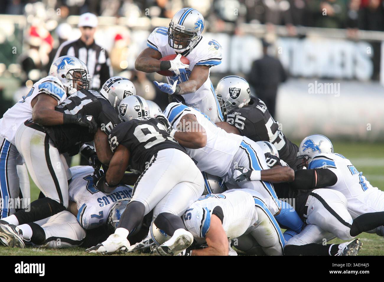 18. Dezember 2011: Oakland, CA, USA – 18. Dezember 2011; Kevin Smith #30 der Lions während des Spiels. Die Detroit Lions besiegten die Oakland Raiders mit 28-27 Punkten im Oakland Coliseum in Oakland, CA. (Bild: © Paul Lane/ZUMAPRESS.com) Stockfoto