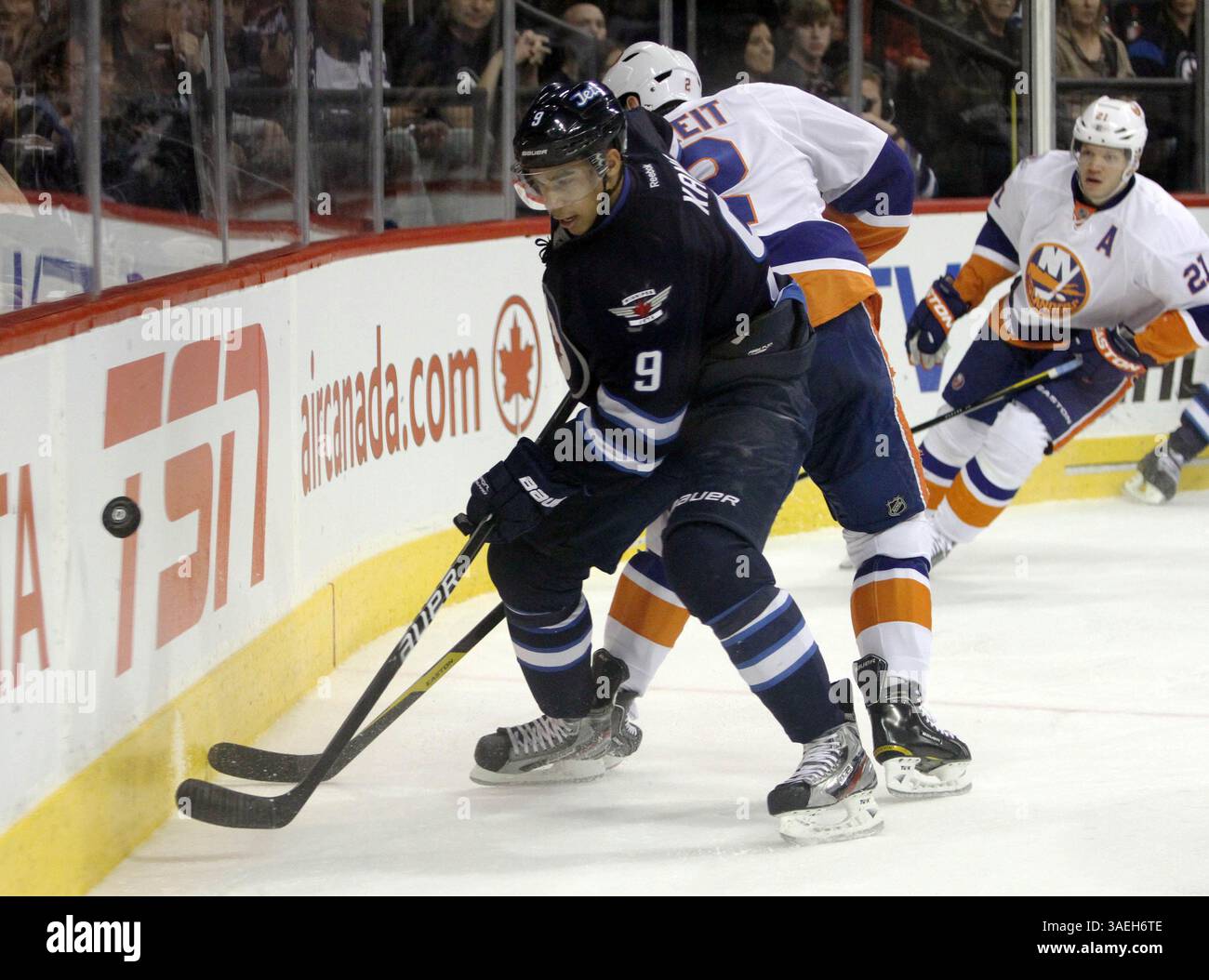20. Dezember 2011: Winnipeg, Manitoba, Kanada, NHL 2011, 20. Dezember; Winnipeg, MB, CAN; Winnipeg Jets Forward Evander Kane (9) und Islanders Defenseman Mark Streit (2) kämpfen um den Puck hinter dem Islander-Netz während der zweiten Periode im MTS Centre. Obligatorischer Credit: Bobby Navasca – Southcreek Global Media (Bild: © Bobby Navasca/Southcreek/ZUMAPRESS.com) Stockfoto