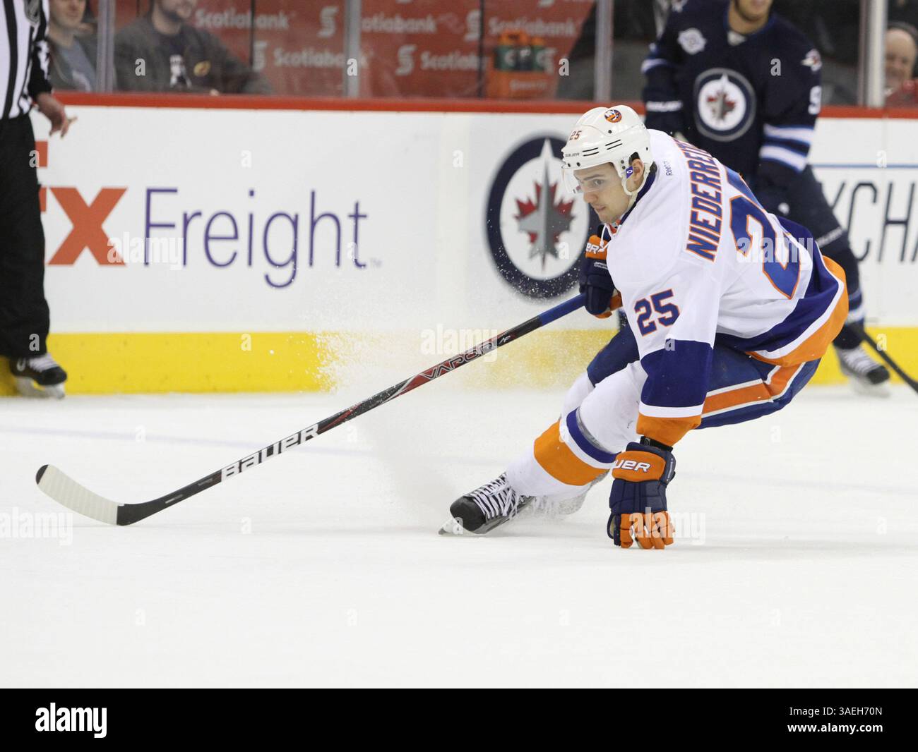 Dezember 2011 - Winnipeg, Manitoba, Kanada - NHL 2011 - 20. Dezember; Winnipeg, MB, CAN; New York Islanders Forward Nino Niederreiter (25), der in der ersten Phase im MTS Centre schnell umgestiegen ist. Obligatorischer Credit: Bobby Navasca – Southcreek Global Media (Bild: © Bobby Navasca/Southcreek/ZUMAPRESS.com) Stockfoto