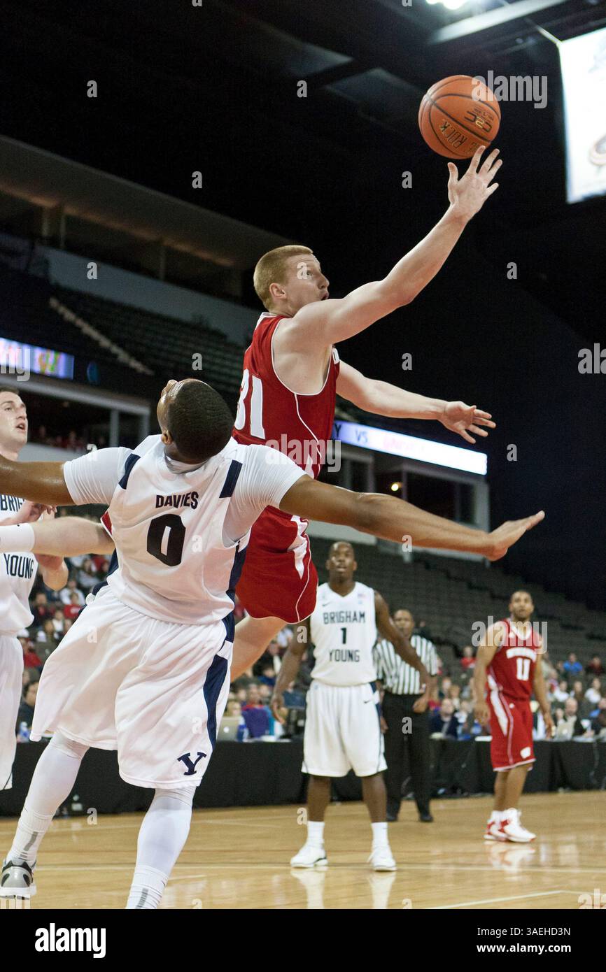 26. November 2011: Mike Bruesewitz, der Stürmer der Wisconsin Badgers, übertrifft Brandon Davies von den BYU Cougars bei diesem Schussversuch im Sears Centre, Hoffman Estates, Illinois. (Bild: © Damen Jackson/Cal Sport Media/ZUMAPRESS.com) Stockfoto