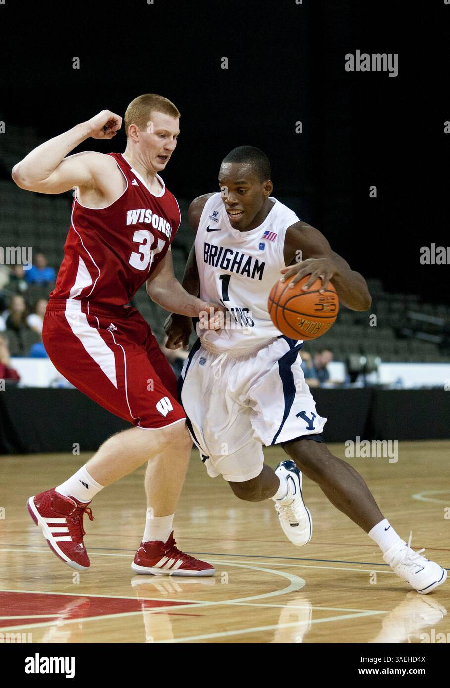 26. November 2011: Charles Abouo, der BYU Cougars-Wachmann, fährt die Lane, während Mike Bruesewitz von den Wisconsin Badgers während eines NCAA-Basketballspiels im Sears Centre, Hoffman Estates, Illinois, verteidigt. (Bild: © Damen Jackson/Cal Sport Media/ZUMAPRESS.com) Stockfoto