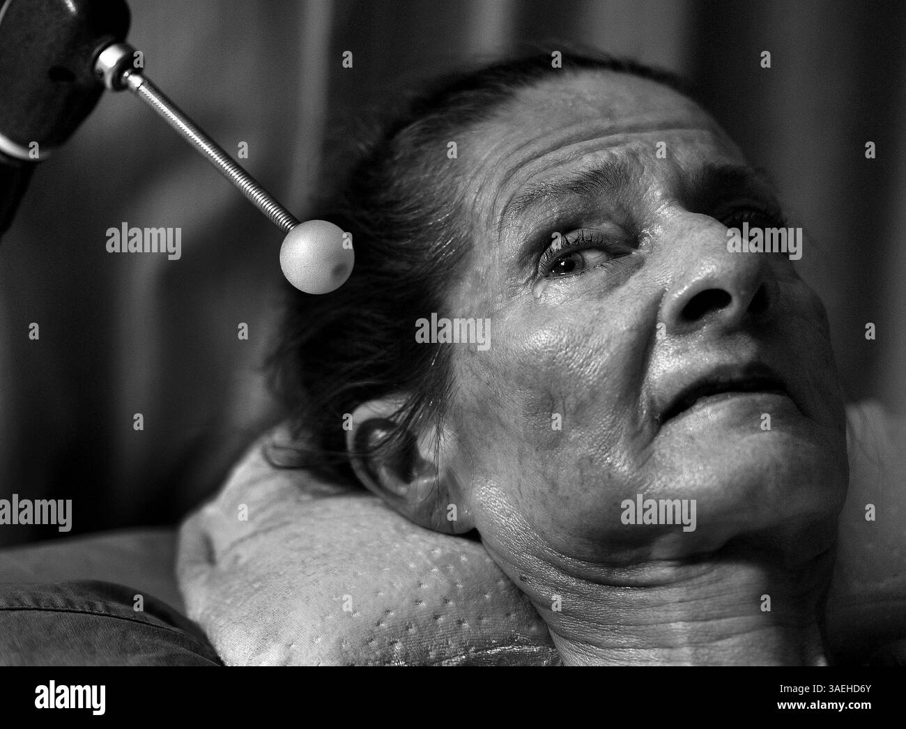 9. Dezember 2011 – Fair Oaks, Kalifornien, USA – Tränen strömen CLAIRE FINDLEYS Gesicht herunter, während sie mit ihrem Mann und einem Mitglied ihrer Kirche betet, um ihr Haus zu retten, während sie der Vertreibung ausgesetzt ist. CLAIRE, die an Amyotropher Lateralsklerose (als) leidet, kann ihren Kopf nicht leicht bewegen, aber gerade genug, um Hilfe mit einem Gerät auf der linken Seite zu signalisieren, um ihren Mann Luther zu alarmieren. (Bild: © Renee C. Byer/Sacramento Bee/zReportage.com/ZUMA) Stockfoto