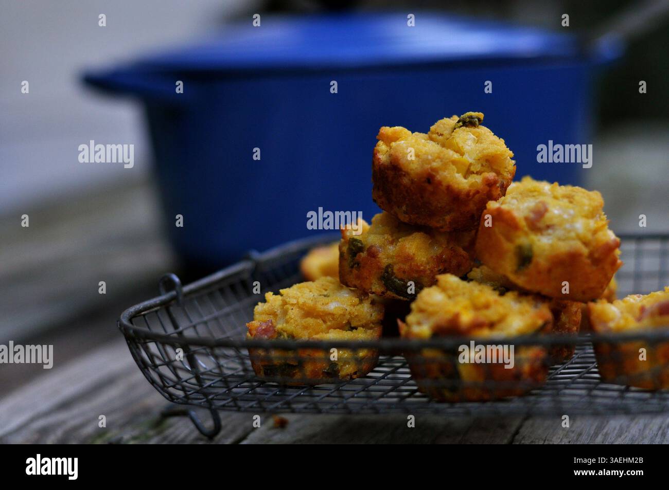 November 2011 – Fort Worth, TX, USA – diese superschnellen Tex-Mex-Muffins sind käsig, würzig und voller Speck. (Kreditbild: © Ellise Pierce/Fort Worth Star-Telegram/MCT/ZUMAPRESS.com) Stockfoto