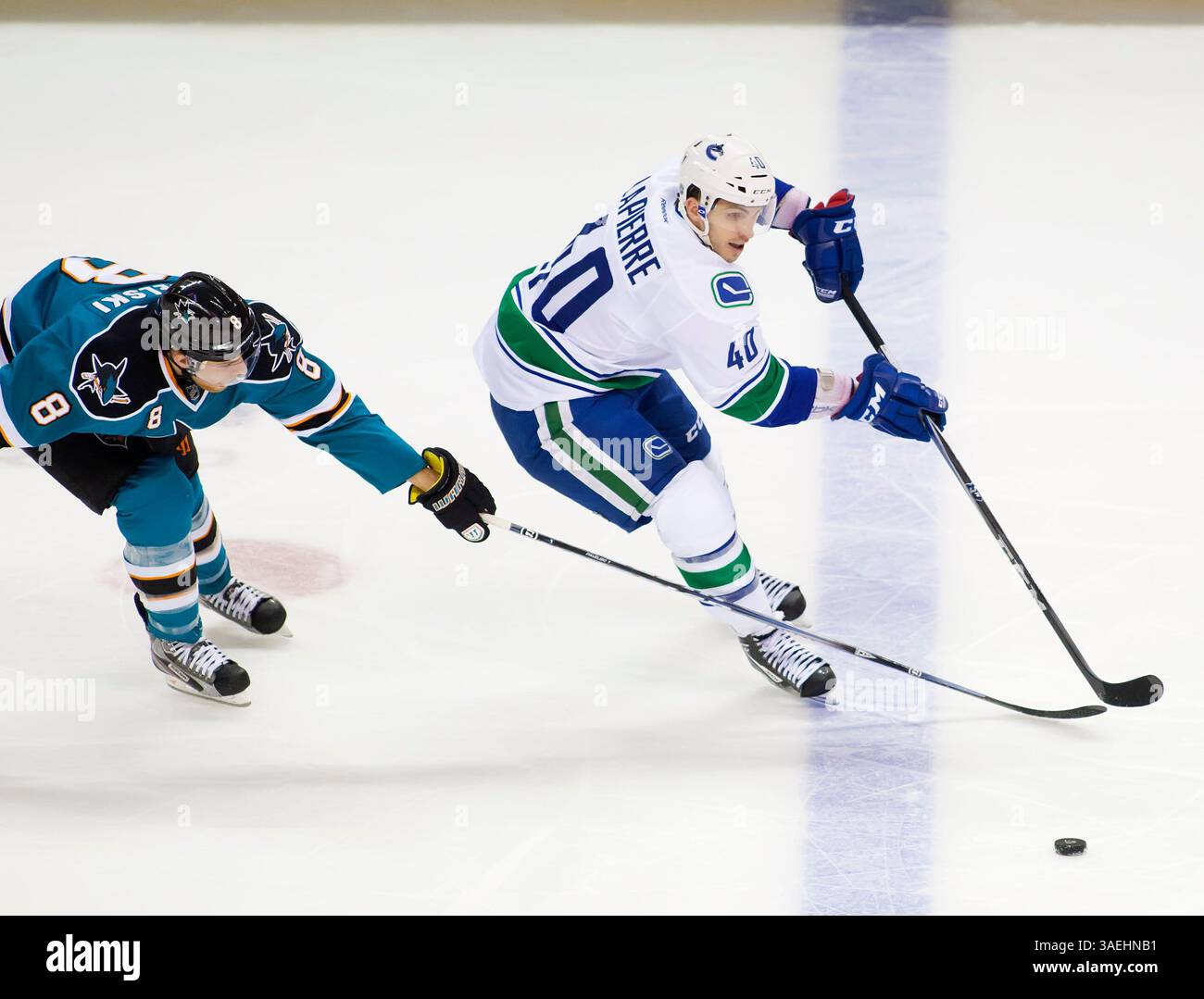 28. Dezember 2011: Canucks-Stürmer Maxim Lapierre kämpft gegen Joe Pavelski während des NHL-Hockeyspiels zwischen den Vancouver Canucks und den San Jose Sharks in der HP Arena in San Jose, CA. Die Canucks besiegten die Sharks 3:2. â© Damon Tarver/Cal Sport Media(Kreditbild: © Damon Tarver/Cal Sport Media/ZUMAPRESS.com) Stockfoto