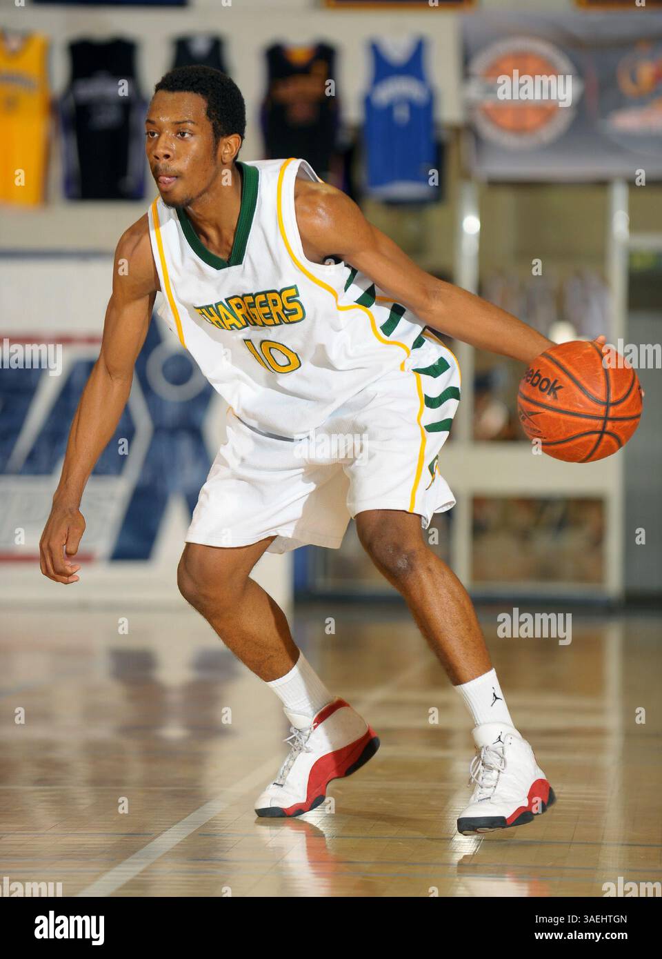 Dezember 30, 2011 Cathedral City, CA. Edison Chargers hütet Corey Foster #10 Dribbles im Southern California Division Championship Spiel des MaxPreps Holiday Classic zwischen den Edison Chargers und den Moorpark Musketiere an der Cathedral City High School in Cathedral City, CA. Edison gewinnt den Titel 56-50..David Hood/CSM(Credit Image: © David Hood/Cal Sport Media/ZUMAPRESS.com) Stockfoto