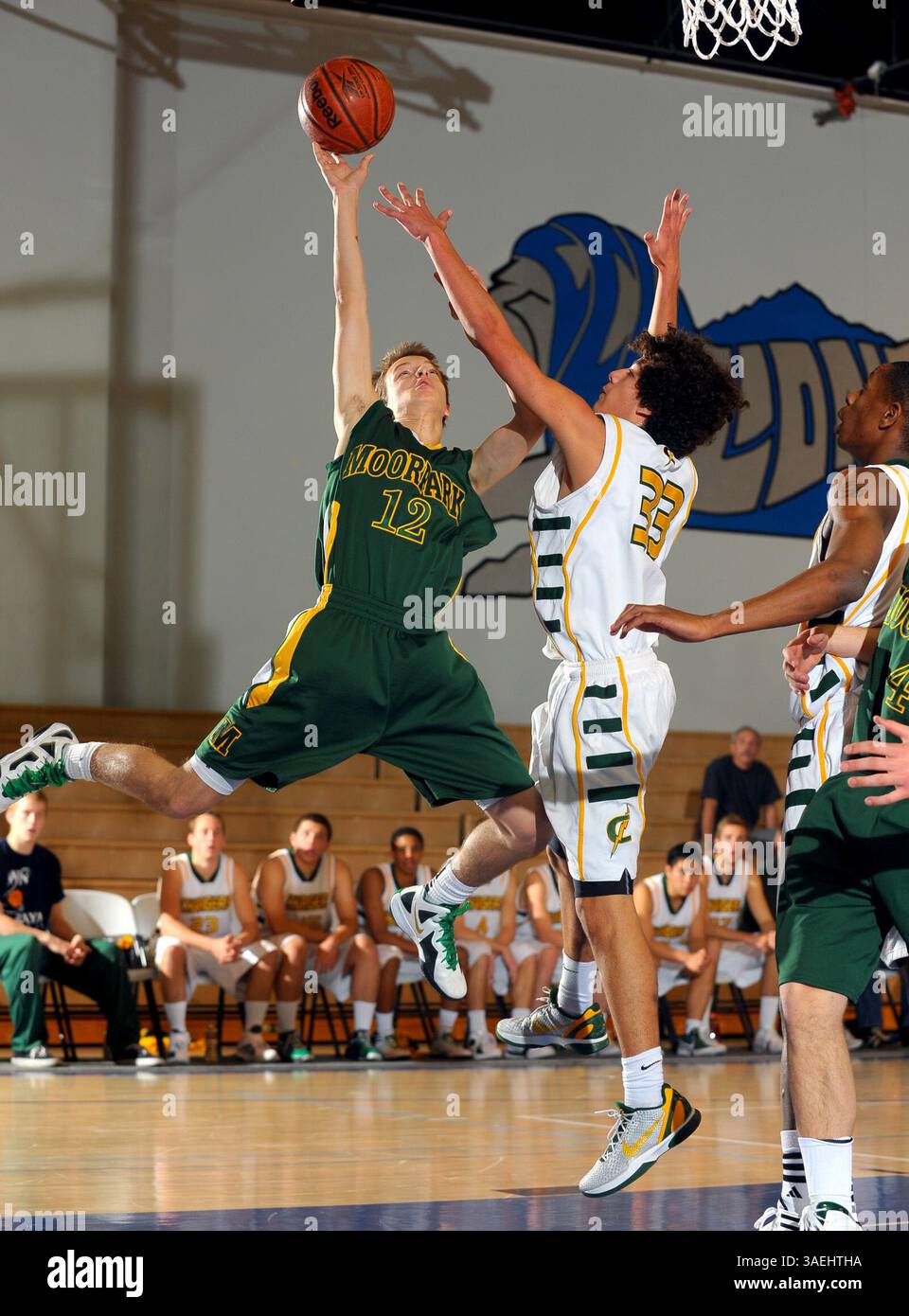 Dezember 30, 2011 Cathedral City, CA. Moorpark Musketiere Sam Cirillo #12 fährt zum Korb, um sich im Southern California Division Championship Spiel des MaxPreps Holiday Classic zwischen den Edison Chargers und den Moorpark Muskeeers an der Cathedral City High School in Cathedral City, CA. Edison gewinnt den Titel 56-50. David Hood/CSM(Credit Image: © David Hood/Cal Sport Media/ZUMAPRESS.com) Stockfoto