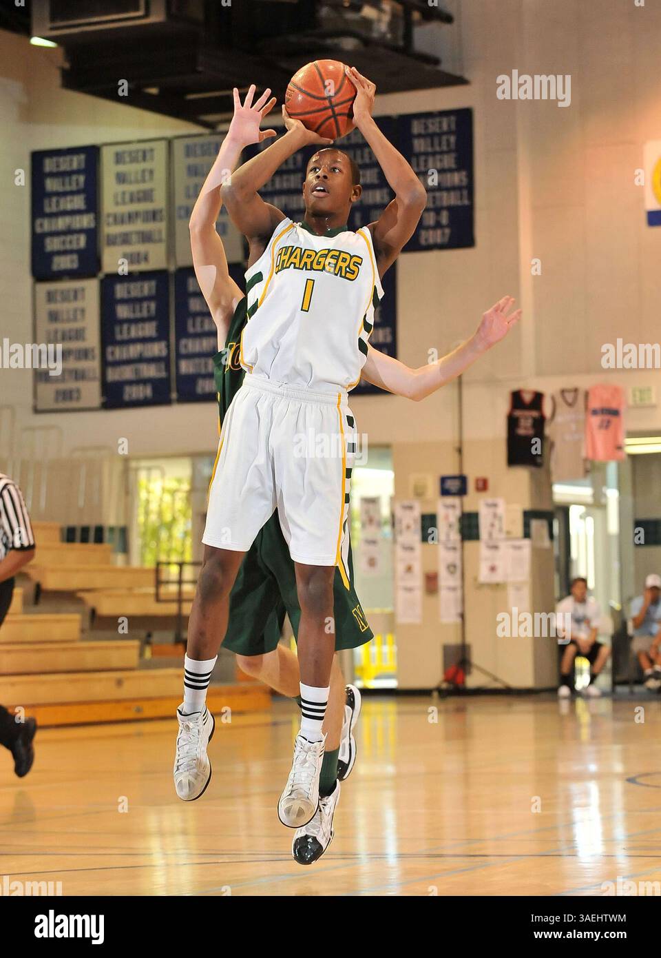 Dezember 30, 2011 Cathedral City, CA. Edison lädt Dreon Barlett auf Platz 1 während des Max Preps Holiday Classic Prep Basketball Championship-Spiels Southern California Division zwischen Edison und Moorpark. Edison gewinnt den Titel. Edison besiegt Moorpark 56-50. Louis Lopez/CSM(Bild: © Louis Lopez/Cal Sport Media/ZUMAPRESS.com) Stockfoto