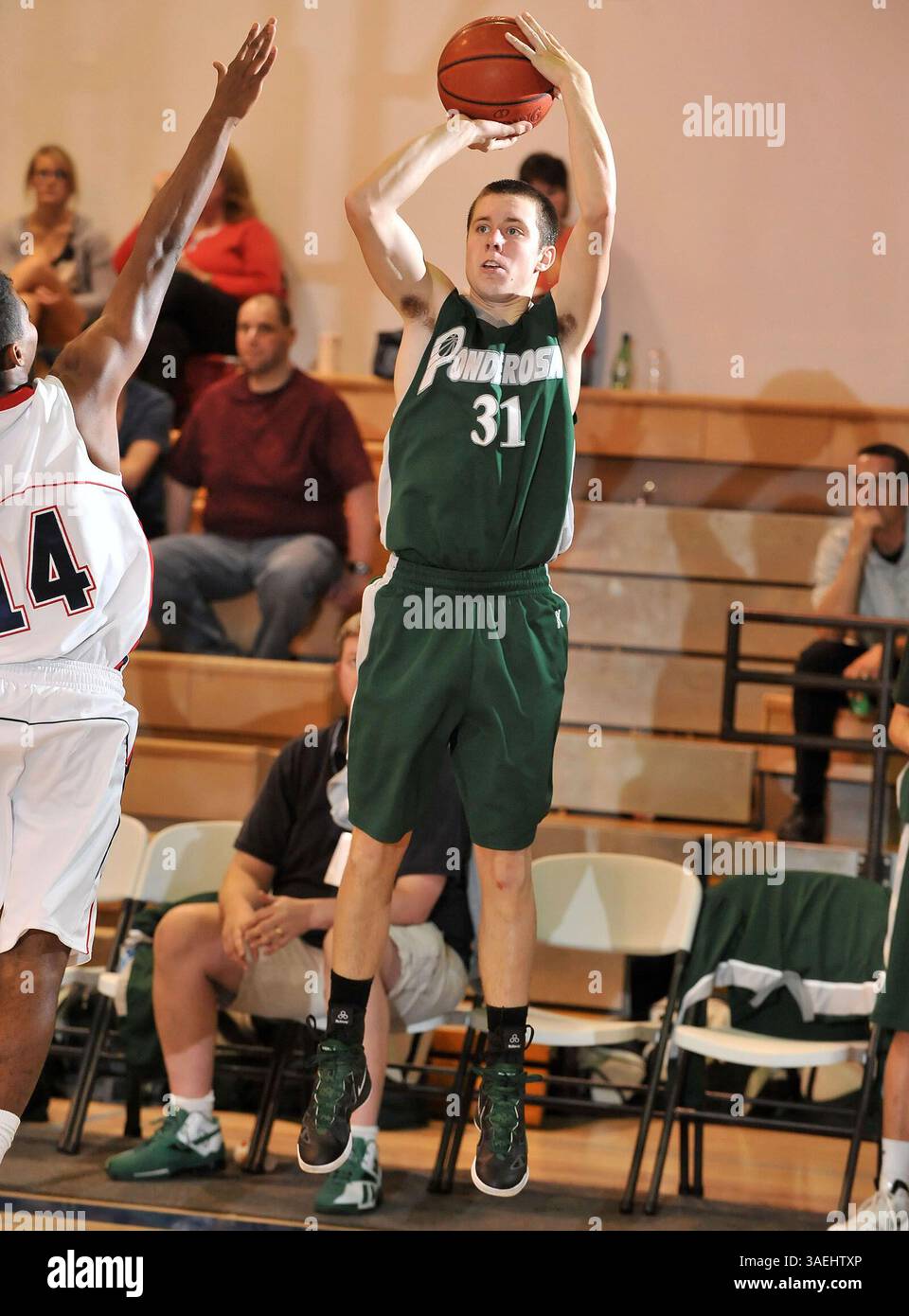 Dezember 30, 2011 Cathedral City, CA. Ponderosa Bruins Stürmer Trevor Hammitt #31 während des Max Preps Holiday Classic Prep Basketball Championship-Spiels RHV Division zwischen den Ponderosa Bruins und den Viewpoint Patriots. Ponderosa gewinnt den Titel. Ponderosa besiegt Viewpoint 65-52. Louis Lopez/CSM(Bild: © Louis Lopez/Cal Sport Media/ZUMAPRESS.com) Stockfoto