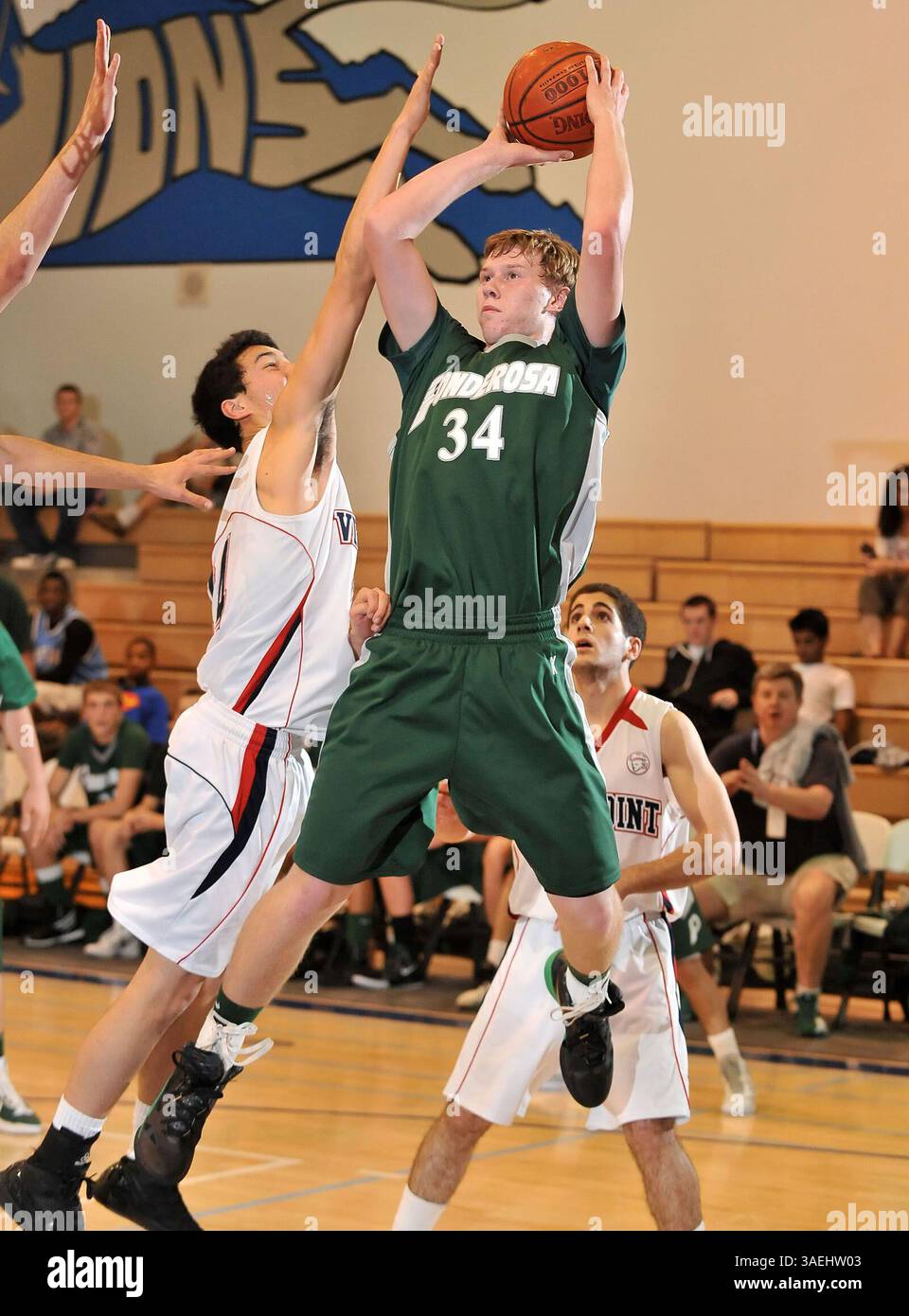 Dezember 30, 2011 Cathedral City, CA. Ponderosa Bruins Stürmer Curtis Opsahl #34 während des Max Preps Holiday Classic Prep Basketball Championship-Spiels RHV Division zwischen den Ponderosa Bruins und den Viewpoint Patriots. Ponderosa gewinnt den Titel. Ponderosa besiegt Viewpoint 65-52. Louis Lopez/CSM(Bild: © Louis Lopez/Cal Sport Media/ZUMAPRESS.com) Stockfoto