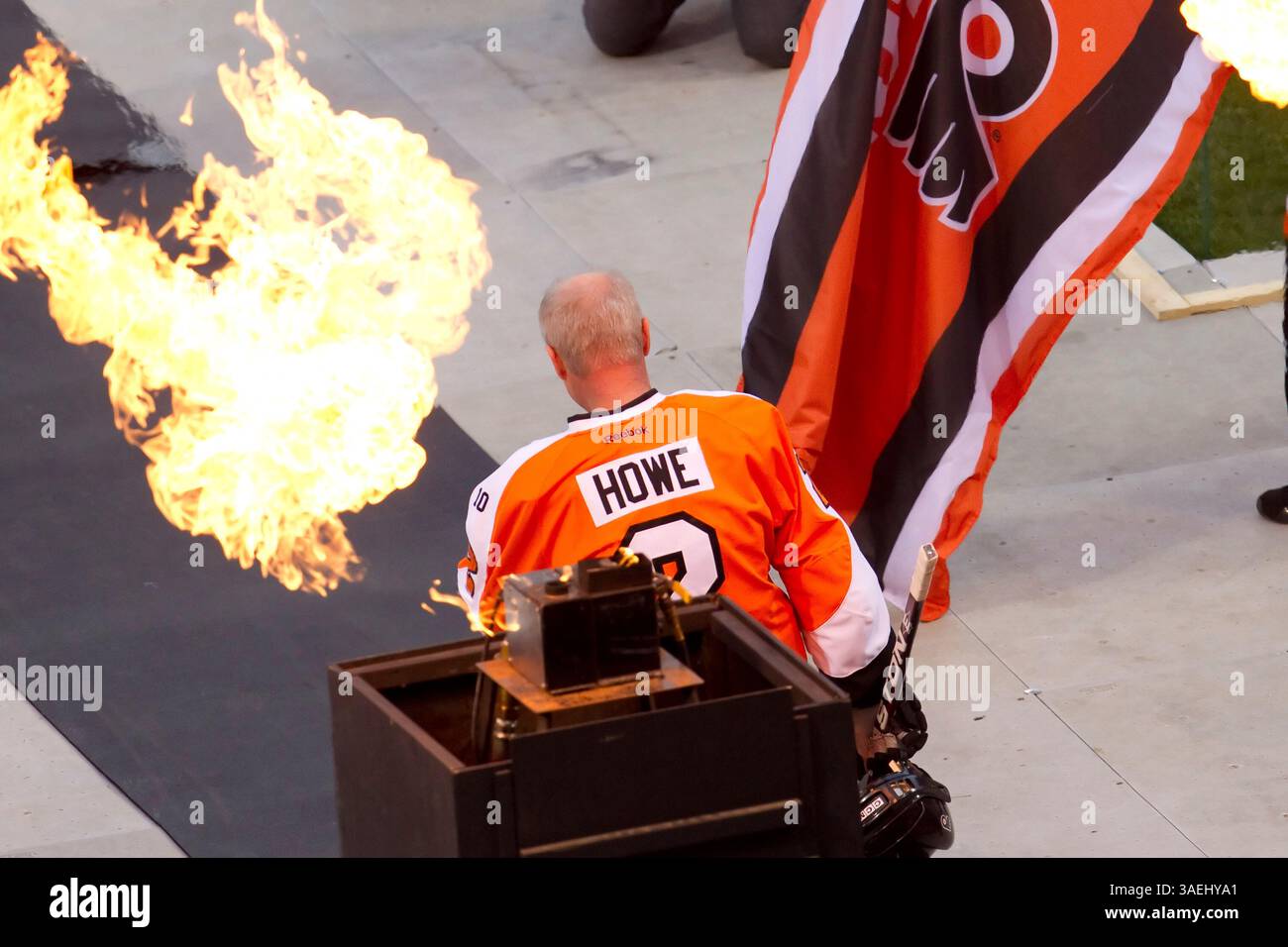 31. Dezember 2011: Mark Howe (2), Verteidiger der Philadelphia Flyers, tritt vor dem NHL Winter Classic Alumni Game 2012 zwischen den New York Rangers Alumni und Philadelphia Flyers Alumni im Citizens Bank Park in Philadelphia, Pennsylvania, auf. (Bild: © Chris Szagola/Cal Sport Media/ZUMAPRESS.com) Stockfoto