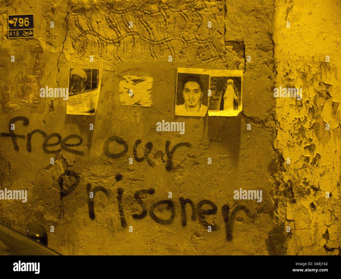 25. Dezember 2011 - Sitra, Bahrain - die Polizei der Aufstände in Bahrain stieß nach der Beerdigung eines 15-jährigen Jungen mit Hunderten von Unterstützern der Opposition zusammen, einige schleuderten Molotow-Cocktails. Graffiti und Bilder von bahrainischen Märtyrern. An den Mauern der Stadt wird ein stiller Kampf ausgetragen, während die Regierung bald darauf Graffiti der Opposition übermalt. (Kreditbild: © Roberta Holden/ZUMAPRESS.com) Stockfoto