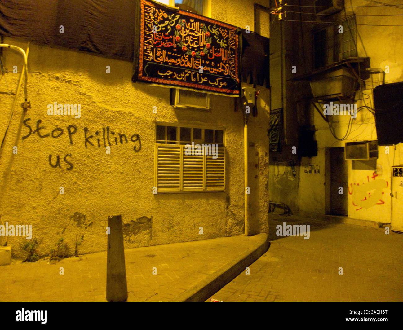 25. Dezember 2011 - Sitra, Bahrain - die Polizei der Aufstände in Bahrain stieß nach der Beerdigung eines 15-jährigen Jungen mit Hunderten von Unterstützern der Opposition zusammen, einige schleuderten Molotow-Cocktails. Graffiti und Bilder von bahrainischen Märtyrern. An den Mauern der Stadt wird ein stiller Kampf ausgetragen, während die Regierung bald darauf Graffiti der Opposition übermalt. (Kreditbild: © Roberta Holden/ZUMAPRESS.com) Stockfoto