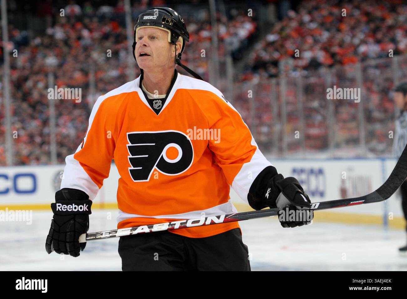 31. Dezember 2011: Philadelphia, Pennsylvania, Vereinigte Staaten von Amerika: Mark Howe (#2) von den Philadelphia Flyers Alumni während der ersten Phase des Winter Classic Alumni-Spiels zwischen den New York Rangers Alumni und den Philadelphia Flyers Alumni im Citizens Bank Park. (Bild: © Bob Fina/Southcreek/ZUMAPRESS.com) Stockfoto