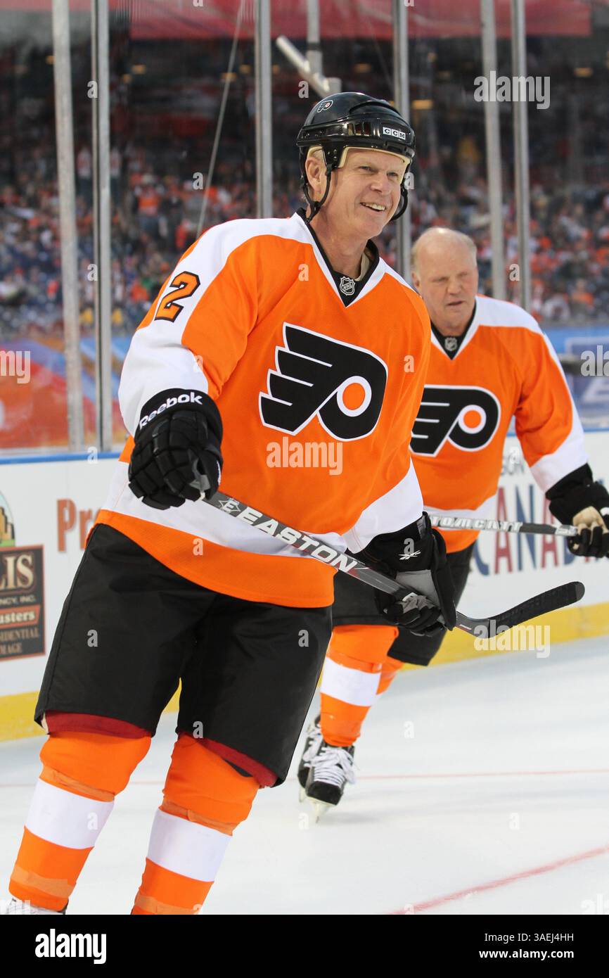 31. Dezember 2011: Philadelphia, Pennsylvania, Vereinigte Staaten von Amerika: Mark Howe (#2) von den Philadelphia Flyers Alumni wärmt sich auf dem Eis vor dem Beginn der zweiten Phase des Winter Classic Alumni-Spiels zwischen den New York Rangers Alumni und den Philadelphia Flyers Alumni im Citizens Bank Park auf. (Bild: © Bob Fina/Southcreek/ZUMAPRESS.com) Stockfoto