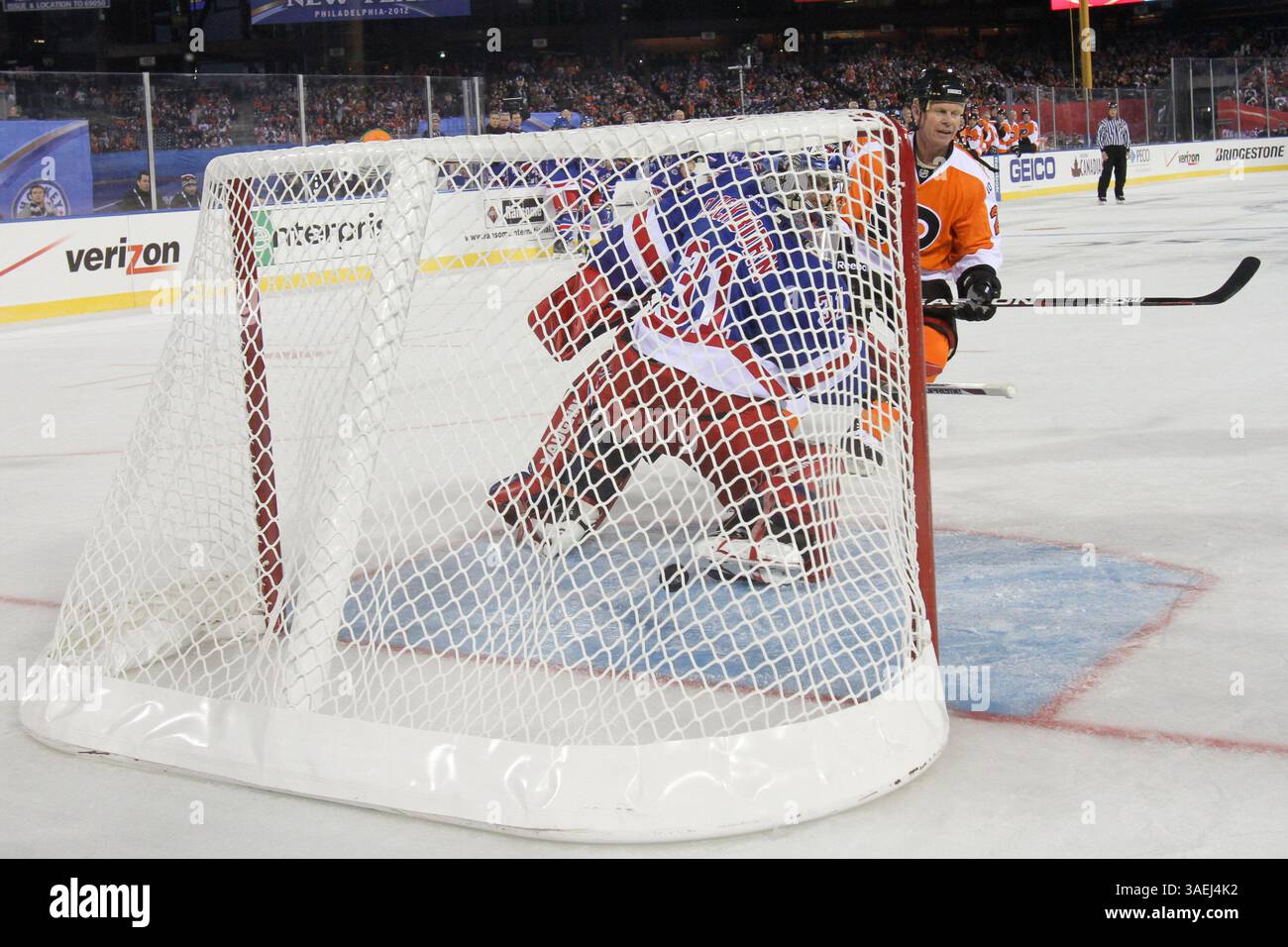 31. Dezember 2011 - Philadelphia, Pennsylvania, Vereinigte Staaten von Amerika - Mark Howe (#2) von den Philadelphia Flyers Alumni erzielt einen Elfmeterschuss gegen Dan Blackburn (#31) von den New York Rangers Alumni während der dritten Periode des Winter Classic Alumni zwischen den New York Rangers Alumni und den Philadelphia Flyers Alumni im Citizens Bank Park. (Bild: © Bob Fina/Southcreek/ZUMAPRESS.com) Stockfoto