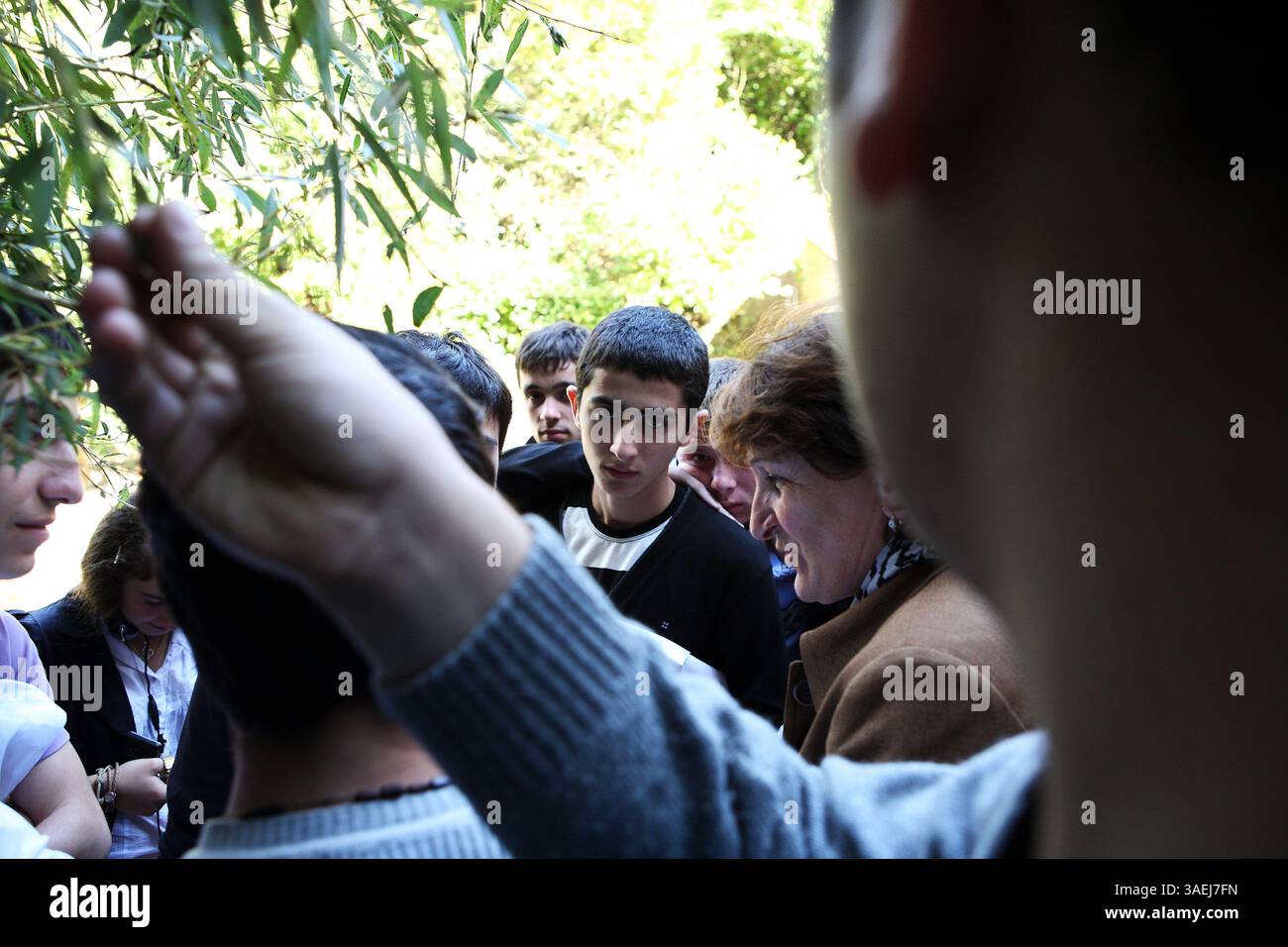 Oktober 2011 - Bodbe, Kakheti, Georgien - Ein Junge mit seinen Klassenkameraden, der die heilige Quelle von St. Nino besucht, in der Nähe des Klosters des heiligen, der Georgien im 4. Jahrhundert n. Chr. christianisierte. Die Reliquien des heiligen sind in der Kirche des Klosters begraben, einem der heiligsten Wallfahrtsorte des Landes. (Bild: © Alberto Ceoloni/ZUMAPRESS.com) Stockfoto