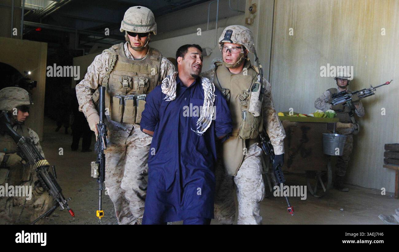 20. Oktober 2011 - Camp Lejeune, NC, USA - ein afghanischer Gefangener wird während einer Simulation im neu eröffneten MCBCL Infanterie-Tauchtrainer in Camp Lejeune, North Carolina, von Marines der Bravo Company, 2nd Platoon, 1st Battalion 8th Marines, 2nd Marine Division 2011, festgenommen. Das umgebaute 32.000 Quadratmeter große Lager unterstützt die Ausbildung kleiner Einheiten im Nachbau eines ländlichen afghanischen Dorfes. (Kreditbild: © Chuck Liddy/Raleigh News & Observer/MCT/ZUMAPRESS.com) Stockfoto