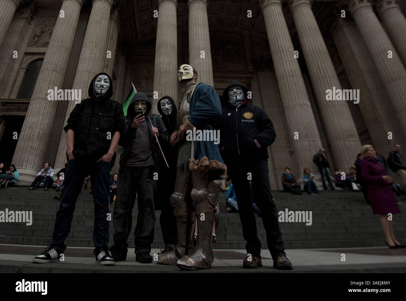 Oktober 31, 2011 - London - Demonstranten in Masken besetzen London Protest vor der St Pauls Cathedral in Central London am 31. Oktober 2011. Der Dekan der St. Paul's Cathedral in London wurde am Montag das zweite hochkarätige Geistliche Mitglied, das angesichts der zunehmenden Kontroverse über antikapitalistische Proteste auf dem Kirchengelände zurücktrat. (Kreditbild: © Ki Price/ZUMAPRESS.com) Stockfoto