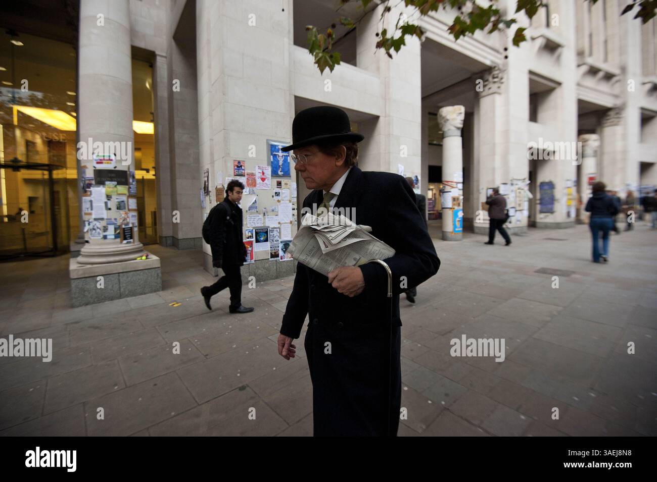31. Oktober 2011 - London - Ein Mann in Bowler-Hut und -Anzug geht am 31. Oktober 2011 vor der St Pauls Cathedral in Central London über den Protest von Occupy London. Der Dekan der St. Paul's Cathedral in London wurde am Montag das zweite hochkarätige Geistliche Mitglied, das aufgrund der zunehmenden Kontroverse über antikapitalistische Proteste auf dem Kirchengelände zurücktrat. (Kreditbild: © Ki Price/ZUMAPRESS.com) Stockfoto
