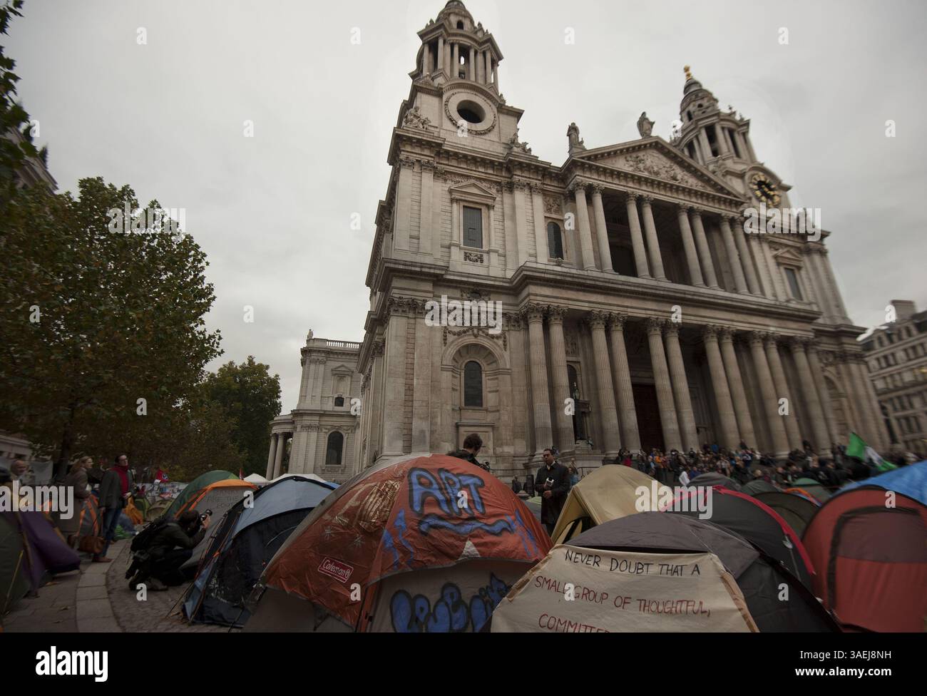 Oktober 31, 2011 - London - Ansichten von Zelten in Occupy London protestieren vor der St Pauls Cathedral in Central London am 31. Oktober 2011. Der Dekan der St. Paul's Cathedral in London wurde am Montag das zweite hochkarätige Geistliche Mitglied, das sich angesichts wachsender Kontroversen über antikapitalistische Proteste auf dem Kirchengelände zurückzog. (Kreditbild: © Ki Price/ZUMAPRESS.com) Stockfoto