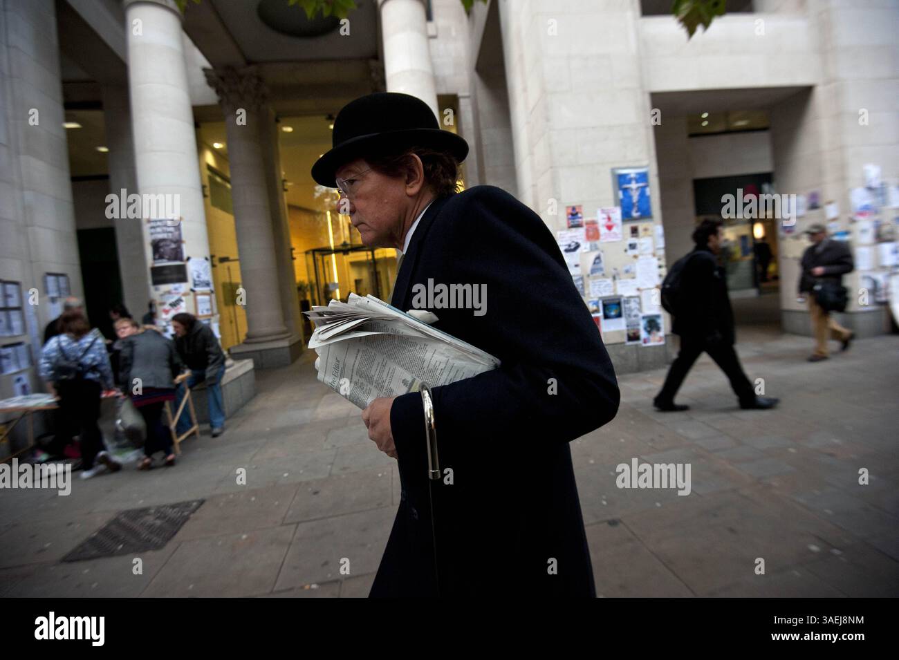 31. Oktober 2011 - London - Ein Mann in Bowler-Hut und -Anzug geht am 31. Oktober 2011 vor der St Pauls Cathedral in Central London über den Protest von Occupy London. Der Dekan der St. Paul's Cathedral in London wurde am Montag das zweite hochkarätige Geistliche Mitglied, das aufgrund der zunehmenden Kontroverse über antikapitalistische Proteste auf dem Kirchengelände zurücktrat. (Kreditbild: © Ki Price/ZUMAPRESS.com) Stockfoto