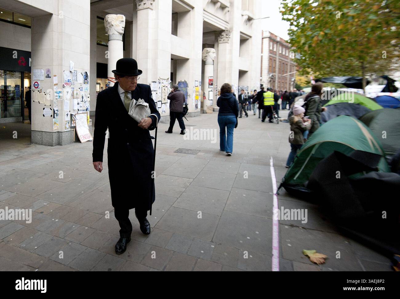 31. Oktober 2011 - London - Ein Mann in Bowler-Hut und -Anzug geht am 31. Oktober 2011 vor der St Pauls Cathedral in Central London über den Protest von Occupy London. Der Dekan der St. Paul's Cathedral in London wurde am Montag das zweite hochkarätige Geistliche Mitglied, das aufgrund der zunehmenden Kontroverse über antikapitalistische Proteste auf dem Kirchengelände zurücktrat. (Kreditbild: © Ki Price/ZUMAPRESS.com) Stockfoto