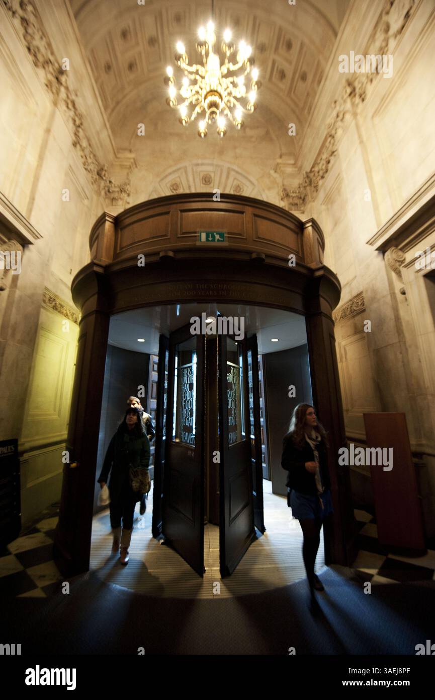 31. Oktober 2011 – London – am 31. Oktober 2011 wurde der Dekan der St. Paul's Cathedral in London als zweites hochkarätiges Geistliches Mitglied zurückgetreten, das angesichts der zunehmenden Kontroverse über antikapitalistische Proteste auf dem Kirchengelände zurücktrat. (Kreditbild: © Ki Price/ZUMAPRESS.com) Stockfoto
