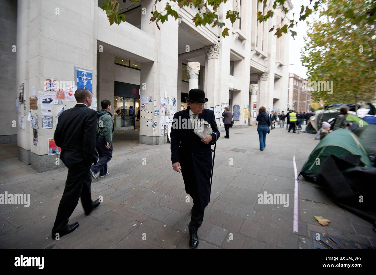 31. Oktober 2011 - London - Ein Mann in Bowler-Hut und -Anzug geht am 31. Oktober 2011 vor der St Pauls Cathedral in Central London über den Protest von Occupy London. Der Dekan der St. Paul's Cathedral in London wurde am Montag das zweite hochkarätige Geistliche Mitglied, das aufgrund der zunehmenden Kontroverse über antikapitalistische Proteste auf dem Kirchengelände zurücktrat. (Kreditbild: © Ki Price/ZUMAPRESS.com) Stockfoto