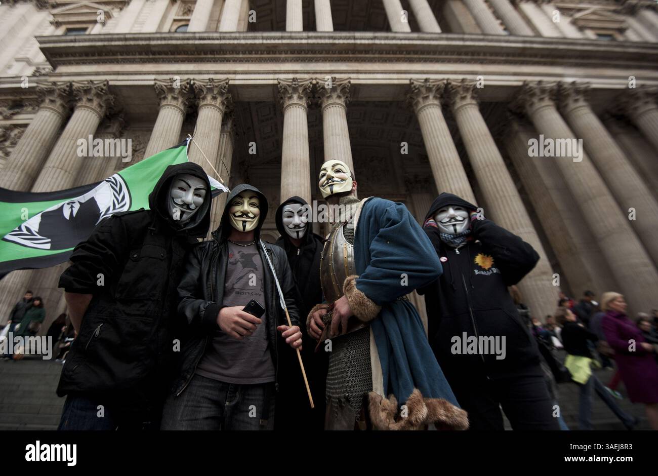 Oktober 31, 2011 - London - Demonstranten in Masken besetzen London Protest vor der St Pauls Cathedral in Central London am 31. Oktober 2011. Der Dekan der St. Paul's Cathedral in London wurde am Montag das zweite hochkarätige Geistliche Mitglied, das angesichts der zunehmenden Kontroverse über antikapitalistische Proteste auf dem Kirchengelände zurücktrat. (Kreditbild: © Ki Price/ZUMAPRESS.com) Stockfoto