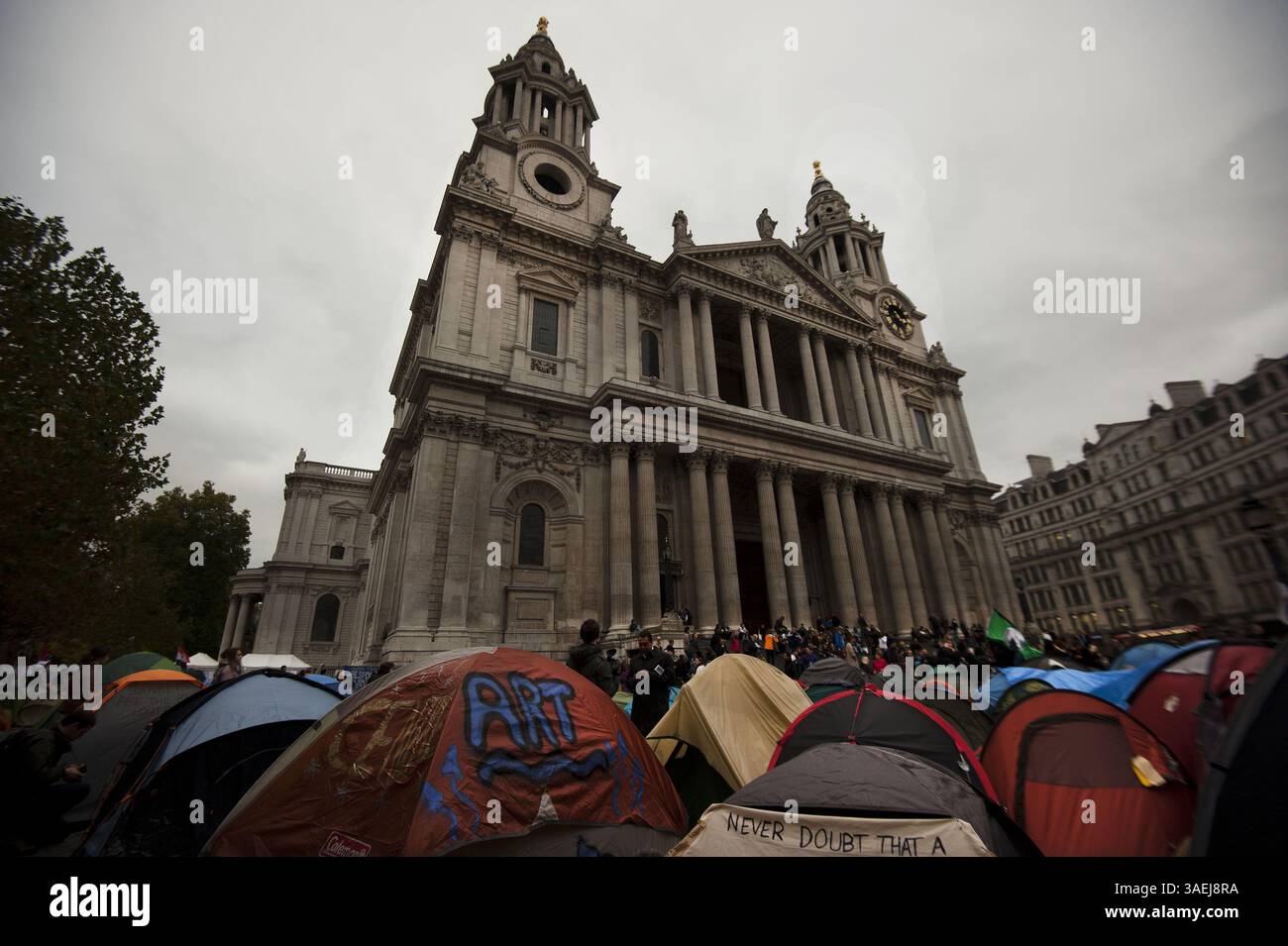 Oktober 31, 2011 - London - Ansichten von Zelten in Occupy London protestieren vor der St Pauls Cathedral in Central London am 31. Oktober 2011. Der Dekan der St. Paul's Cathedral in London wurde am Montag das zweite hochkarätige Geistliche Mitglied, das sich angesichts wachsender Kontroversen über antikapitalistische Proteste auf dem Kirchengelände zurückzog. (Kreditbild: © Ki Price/ZUMAPRESS.com) Stockfoto