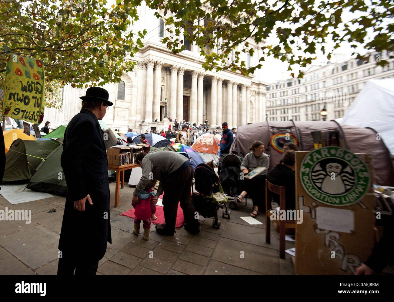 31. Oktober 2011 - London - Ein Mann in Bowler-Hut und -Anzug geht am 31. Oktober 2011 vor der St Pauls Cathedral in Central London über den Protest von Occupy London. Der Dekan der St. Paul's Cathedral in London wurde am Montag das zweite hochkarätige Geistliche Mitglied, das aufgrund der zunehmenden Kontroverse über antikapitalistische Proteste auf dem Kirchengelände zurücktrat. (Kreditbild: © Ki Price/ZUMAPRESS.com) Stockfoto