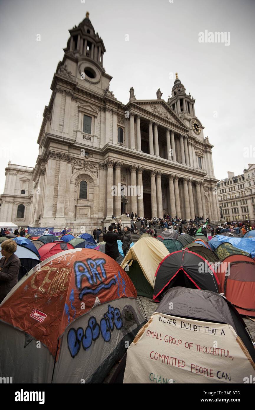 Oktober 31, 2011 - London - Ansichten von Zelten in Occupy London protestieren vor der St Pauls Cathedral in Central London am 31. Oktober 2011. Der Dekan der St. Paul's Cathedral in London wurde am Montag das zweite hochkarätige Geistliche Mitglied, das sich angesichts wachsender Kontroversen über antikapitalistische Proteste auf dem Kirchengelände zurückzog. (Kreditbild: © Ki Price/ZUMAPRESS.com) Stockfoto
