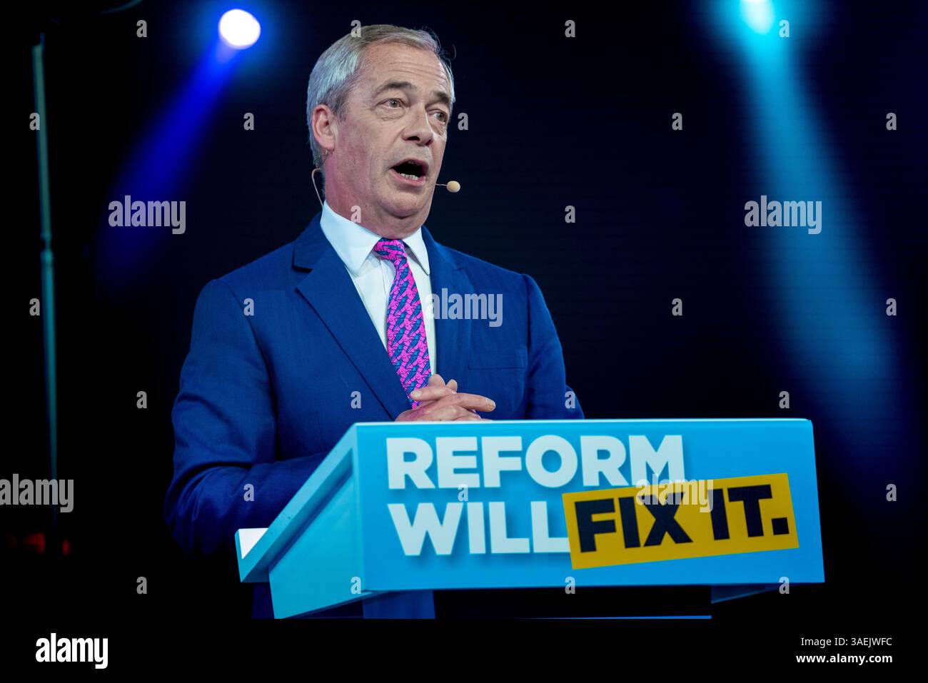 Nigel Farage, Leader of Reform UK, kommt über JCB an, um Parteimitglieder zu sprechen. Birmingham Großbritannien. Stockfoto