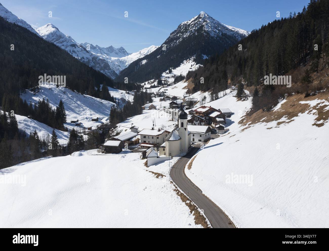 Drohnenbild, Blick auf das Dorf mit Pfarrkirche Hinterhornbach, Hornbachtal, Reutte, Tirol, Österreich, Europa Stockfoto