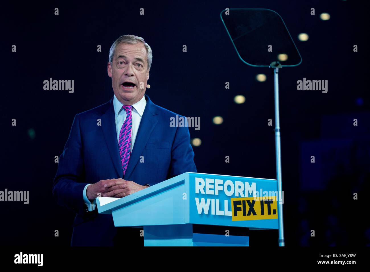Nigel Farage, Leader of Reform UK, kommt über JCB an, um Parteimitglieder zu sprechen. Birmingham Großbritannien. Stockfoto