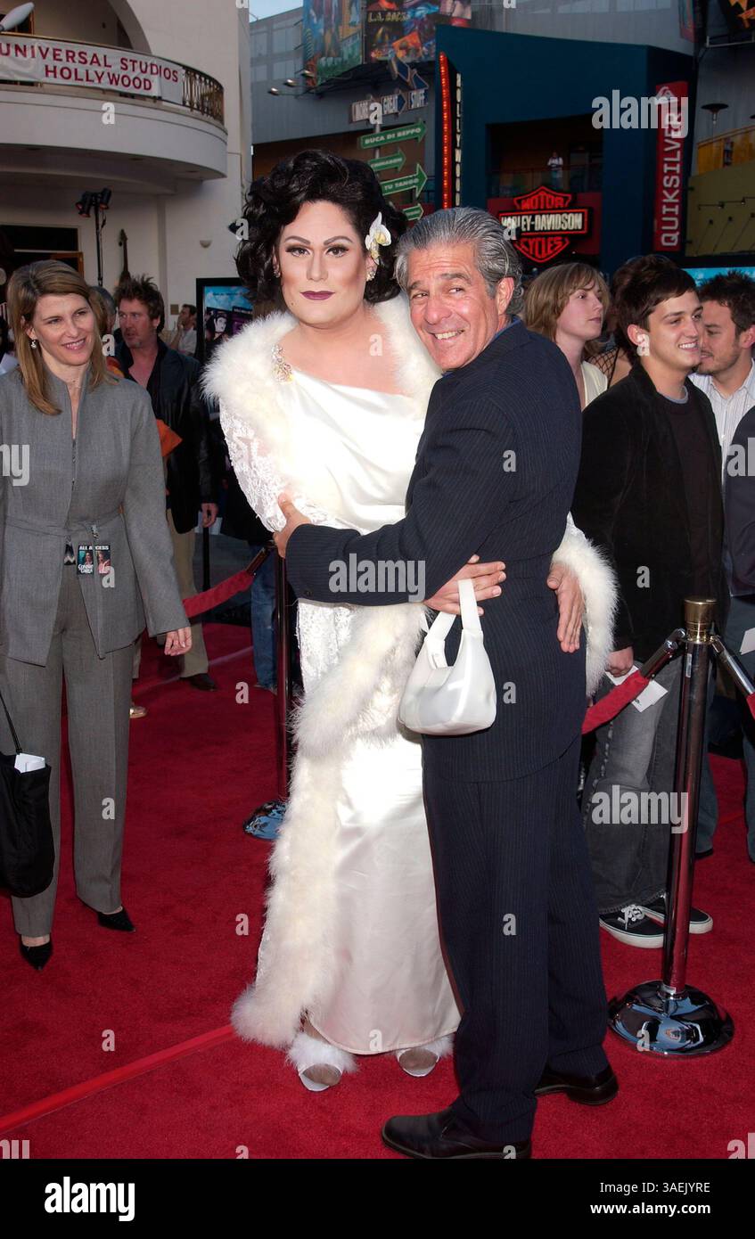 April 2004; Los Angeles, CA, USA; Schauspieler ROBERT KAISER und Regisseur MICHAEL LEMBECK bei der „Connie & Carla“-Weltpremiere im Universal Studios Cinema, Universal City Walk. (Bild: Paul Fenton/ZUMAPRESS.com) Stockfoto