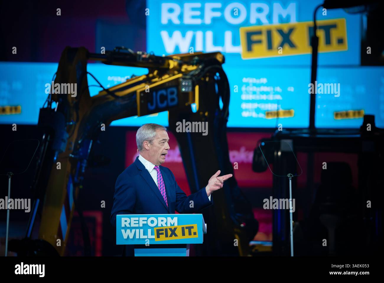 Nigel Farage, Leader of Reform UK, kommt über JCB an, um Parteimitglieder zu sprechen. Birmingham Großbritannien. Stockfoto