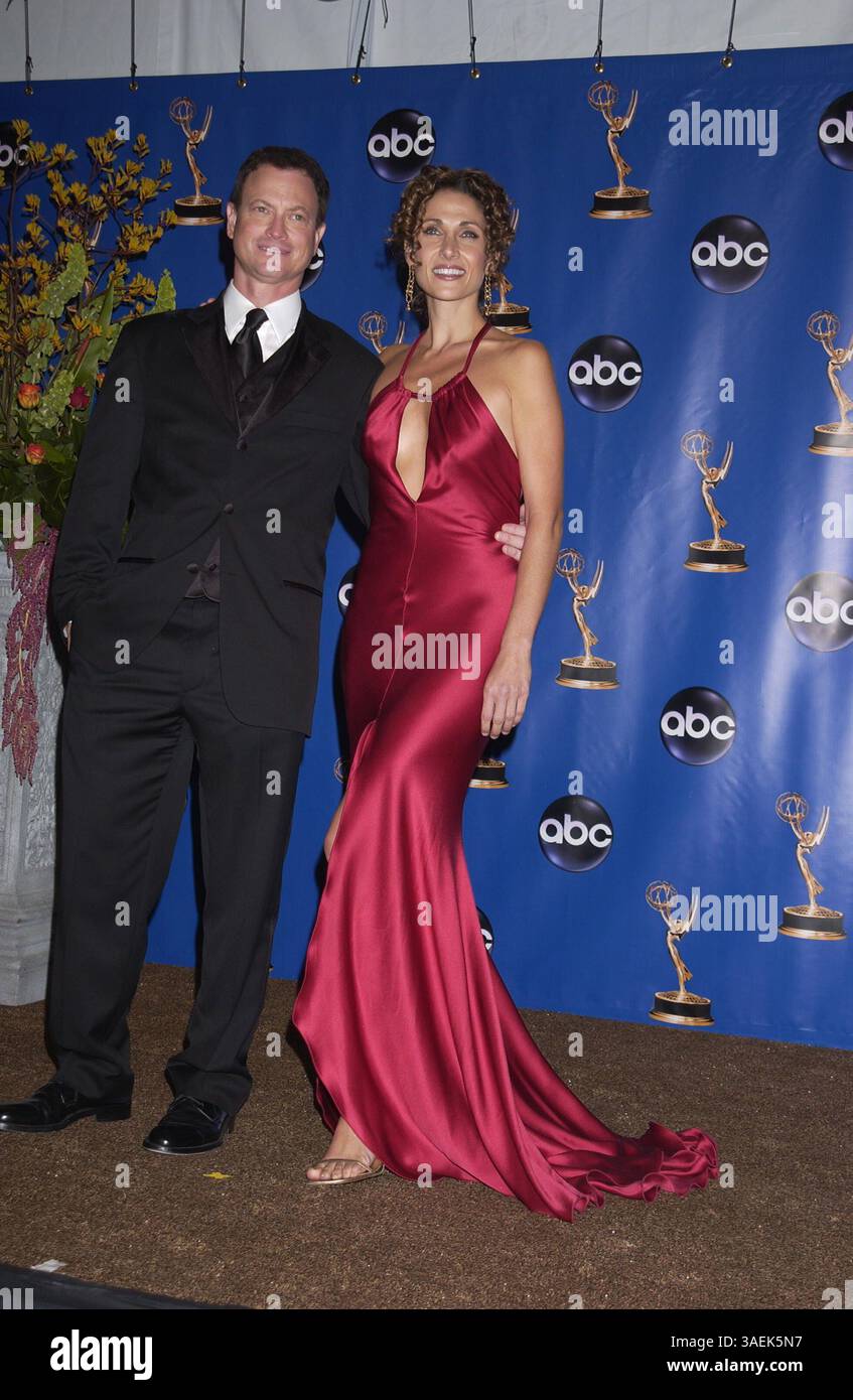 September 2004; Los Angeles, CA, USA; GARY SINISE und MELINA KANAKAREDES im Pressesaal der 56. jährlichen Primetime Emmy Awards im Shrine Auditorium in Los Angeles. . (Bild: Paul Fenton/ZUMAPRESS.com) Stockfoto