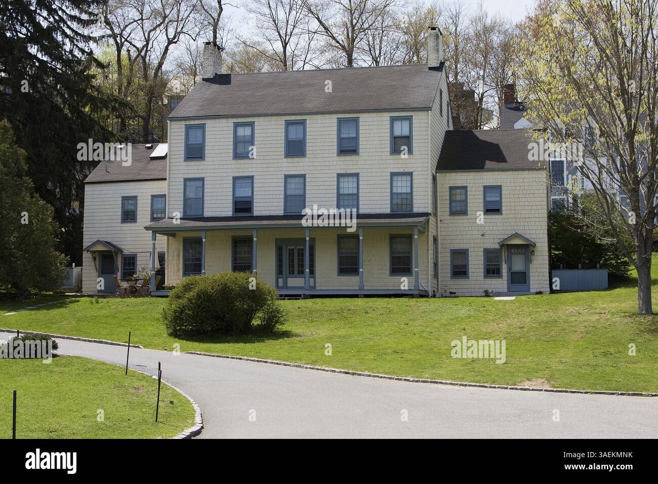 Ein abgelegenes weißes viktorianisches und koloniales Herrenhaus in den Wäldern an einem Frühlingstag, New York, USA, Nordamerika Stockfoto