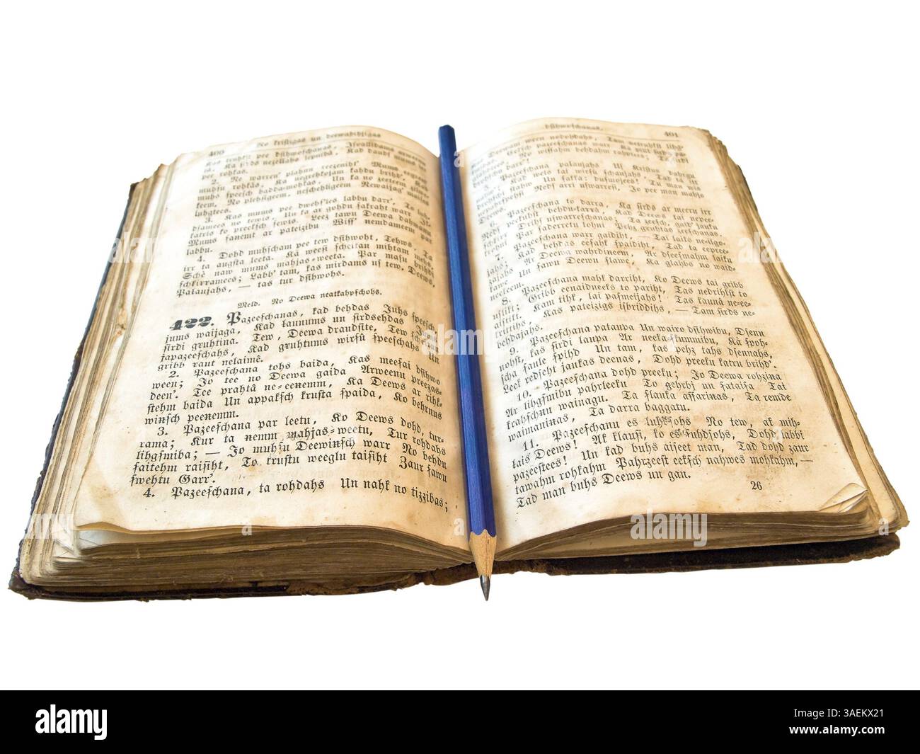 Isoliertes altes offenes Buch mit Bleistift vor weißem Hintergrund Stockfoto