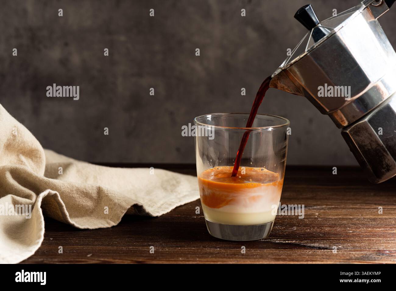 Ich gieße heißen Thai-Tee ins Glas. Stockfoto