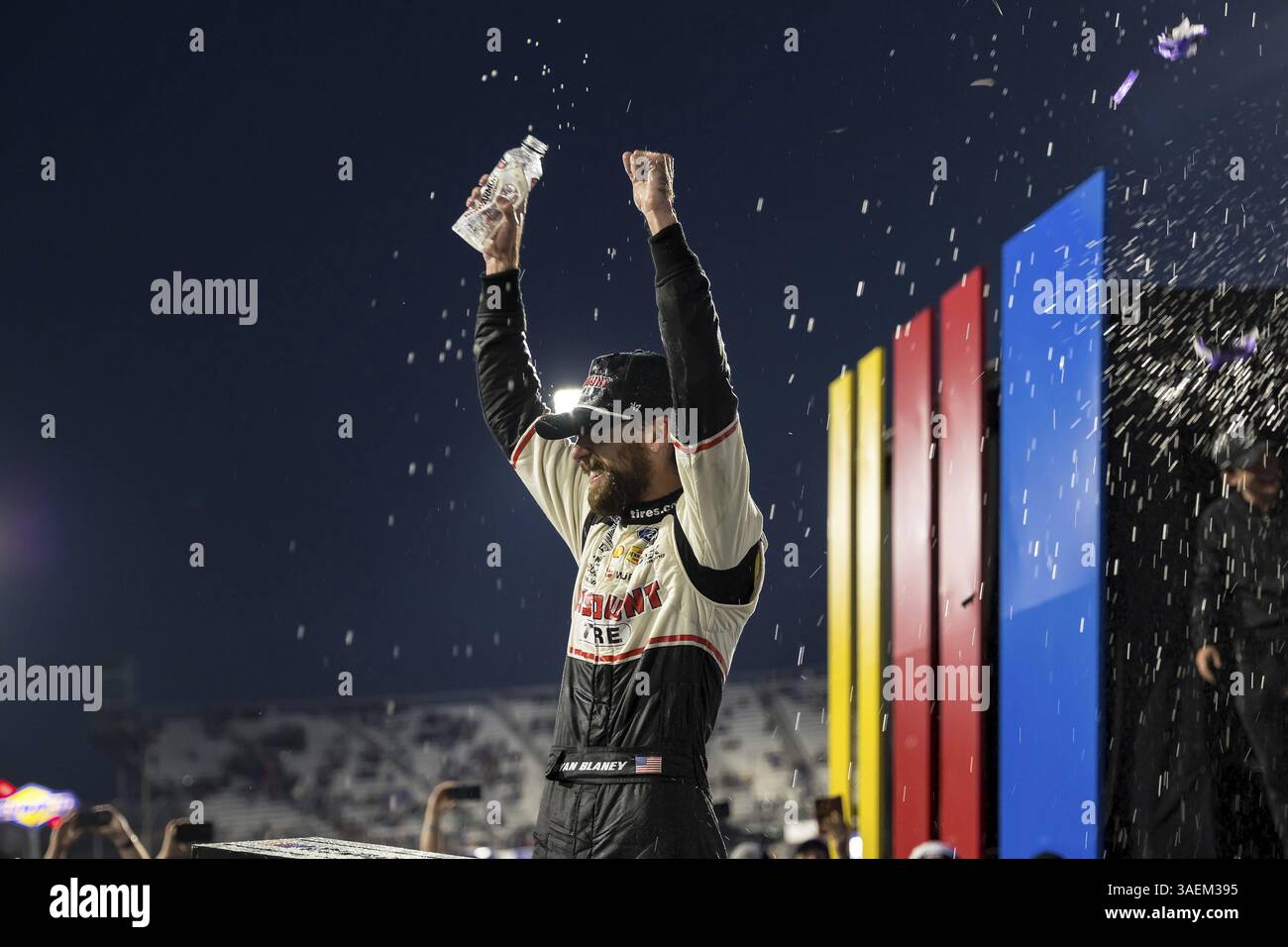 RYAN BLANEY (12) von High Point, NC, feiert seinen Sieg beim Xfinity 500 auf dem Martinsville Speedway in Ridgeway, VA, Ridgewa Stockfoto