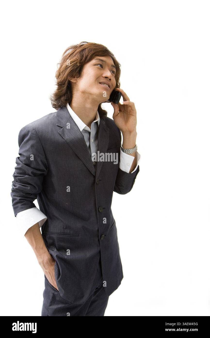 Junger asiatischer Geschäftsmann mit Mobiltelefonanruf, isoliert, New York, USA, Nordamerika Stockfoto