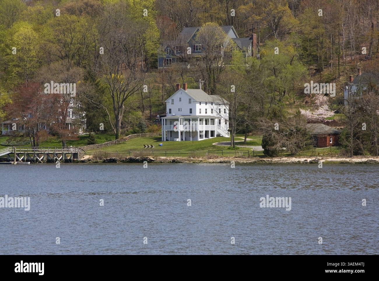 Ein abgelegenes weißes viktorianisches Herrenhaus am Wasser und im Wald an einem Frühlingstag, New York, USA, Nordamerika Stockfoto